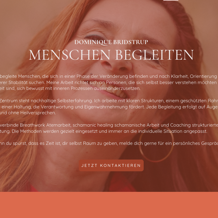 Hand mit digitalem Netzwerk und Text: "Datenschutz Fibel - Praxistipps für Sicherheit".