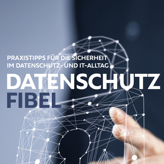 Hand mit digitalem Netzwerk und Text: "Datenschutz Fibel - Praxistipps für Sicherheit".