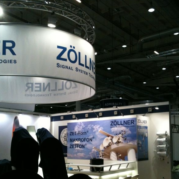 Hand mit digitalem Netzwerk und Text: "Datenschutz Fibel - Praxistipps für Sicherheit".